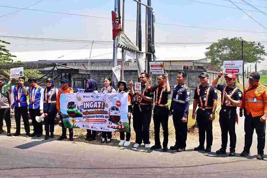 KAI Bersama Railfans Ajak Warga Jaga Keselamatan Perjalanan Kereta Api di JPL Jombang dan Sembung KAI dan Railfans di Jombang Sosialisasi Keselamatan Perjalanan Kereta Api