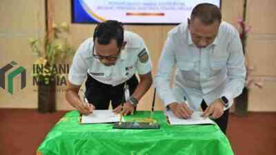 Kajari Ponorogo Zulmar Adhy Surya S.H. M.H. Bersama Vice President VP Daop 7 Madiun Ali Afandi Menandatangani MoU B