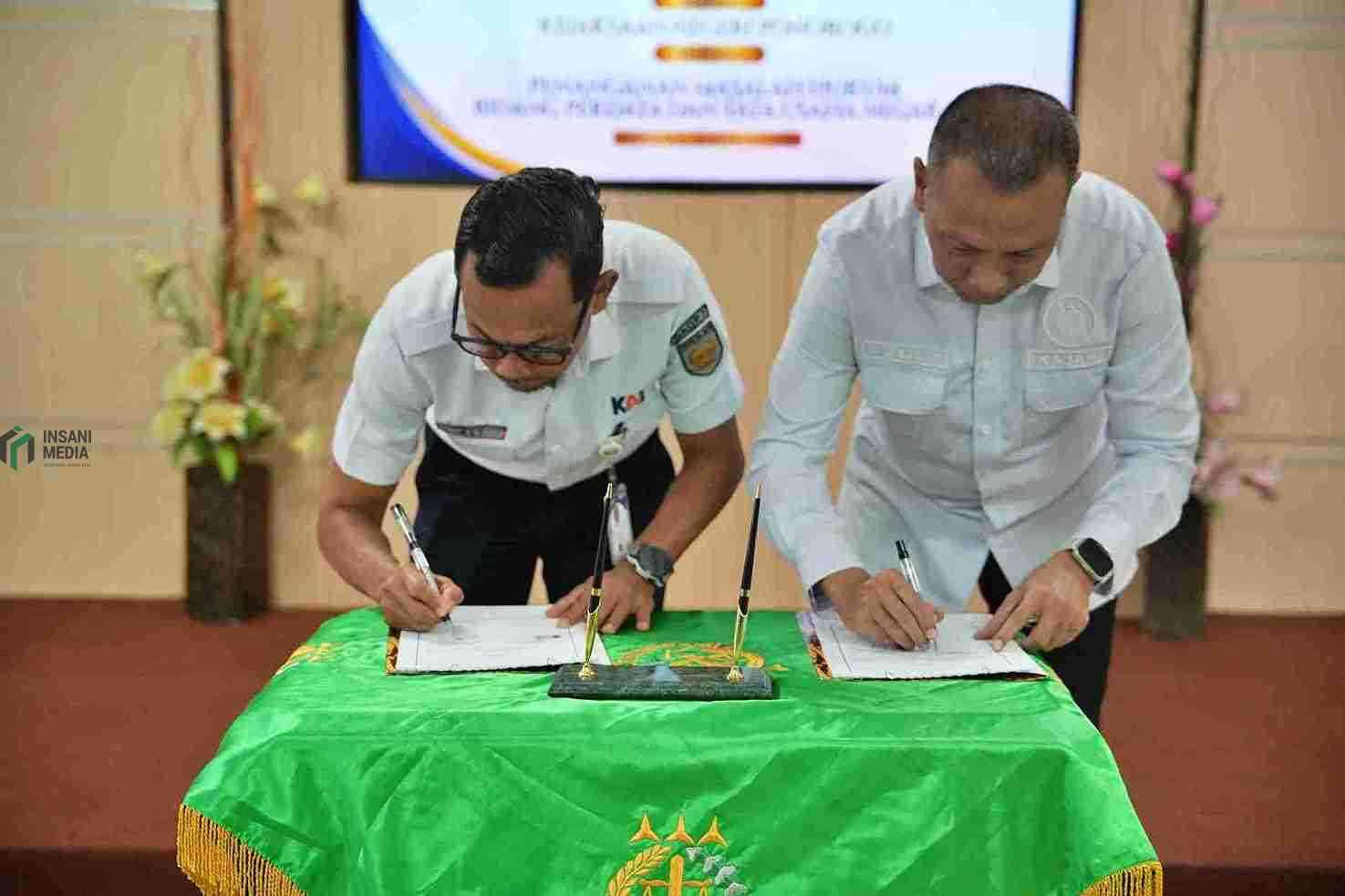 Daop 7 Madiun dan Kejari Ponorogo MoU Bidang Perdatan dan TUN Kajari Ponorogo Zulmar Adhy Surya S.H. M.H. Bersama Vice President VP Daop 7 Madiun Ali Afandi Menandatangani MoU B