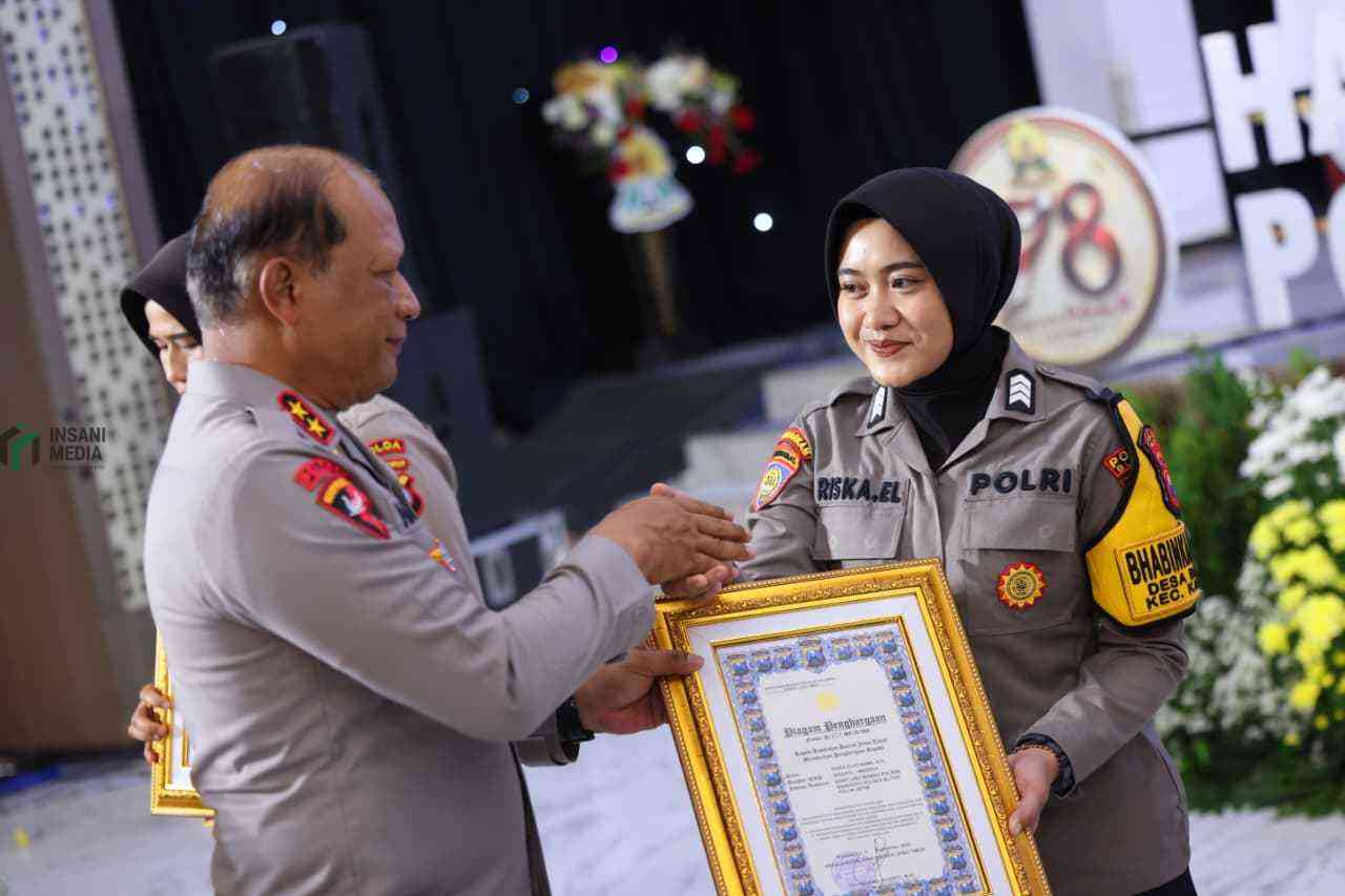 Mantan Anggota Humas Polres Blitar, Raih Penghargaan Kapolda Jatim Predikat Bhabinkamtibmas No 1 Terbaik Seluruh Jatim Kapolda Jatim Irjen Drs. Nanang Avianto Menyerahkan Penghargaan Kapolda Jatim Predikat Bhabinkamtibmas Se Jatim kepada Brigadir Riska Elviyanna Bhabinkamtibmas Desa Banggle Kecamatan Kanigo