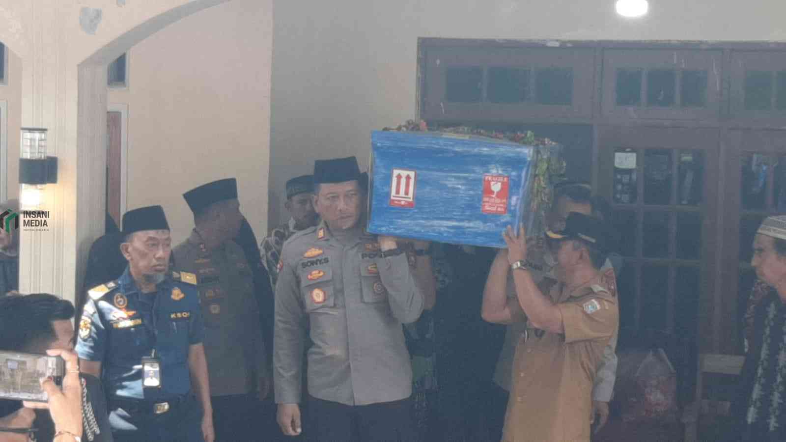 Kapolres Blitar Takziah Korban KM Virgo Transport 8 di Krisik, Susanto Masih Dicari Kapolres Blitar AKBP Ardhy Zul Hasbih Nasution Ziarah ke Korban KM Virgo Transport 8 di Desa Krisik Kecamatan Gandusari