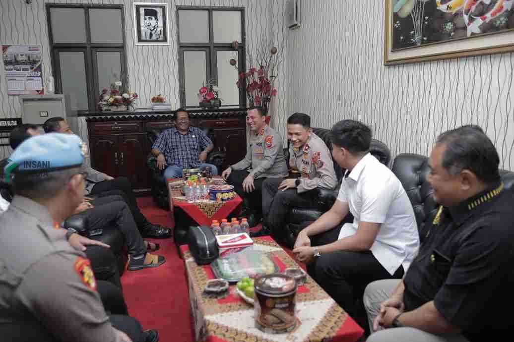 Perkuat Sinergi Kapolres Blitar Silaturahmi dengan DPRD Kabupaten Blitar Kapolres Blitar AKBP Ardhy Zul Hasbih Nasution dan Jajaran Silaturahmi ke DPRD Kabupaten Blitar