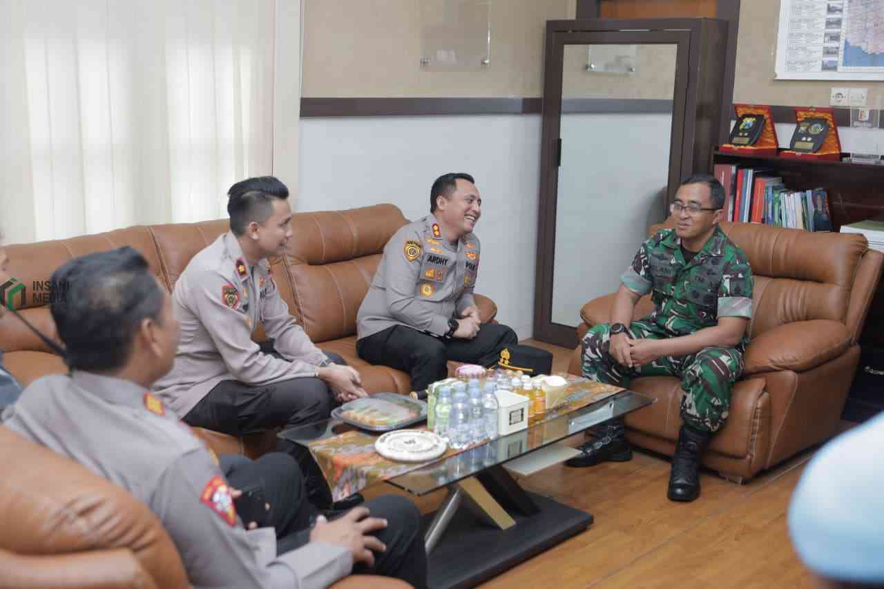 Polres Blitar dan Kodim 0808 Blitar Perkuat Jaga Harkamtibmas Kapolres Blitar AKBP Ardy Zul Hasbih Nasution didampingi para Pejabat Utama PJU Polres Blitar melaksanakan silaturahmi dengan Komandan Kodim 0808 Blitar Letkol Inf Virlani Arudyawan