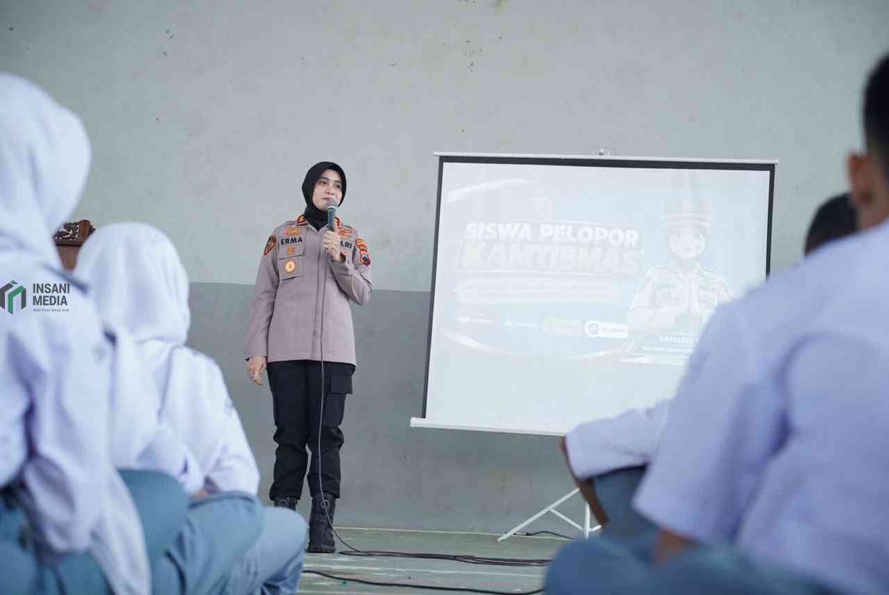 Kapolres Purworejo AKBP Erma Rahayu Kusuma Ningrum S.H. S.I.K. M.A. Memberikan Wawasan dan Bahaya Kejahatan Digital Bagi Siswa SMK YPP Purworejo