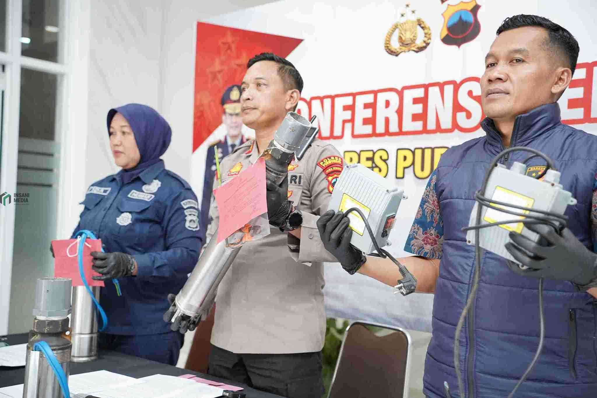 Polres Purworejo Bekuk 2 Warga Curi Pompa Sibel Petani Kapolres Purworejo AKBP Windy Syafutra saat Menunjukkan Pompa Sibel Hasil Curian Warga