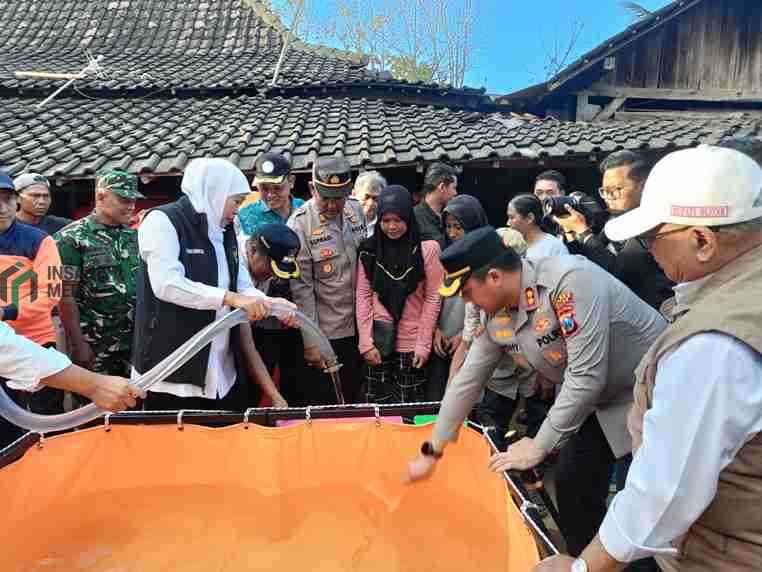 Kemarau Ekstrem Pemerintah Provinsi Jawa Timur Salurkan 120 Rit Air Bersih untuk Warga Kabupaten Blitar
