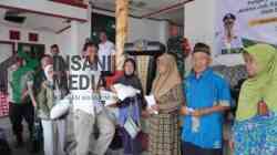 Kepala Dinas Ketahanan Pangan dan Pertanian DKPP Kabupaten Blitar Setiyana Menyalurkan Program Bantuan Pangan Beras kepada Penerima Manfaat