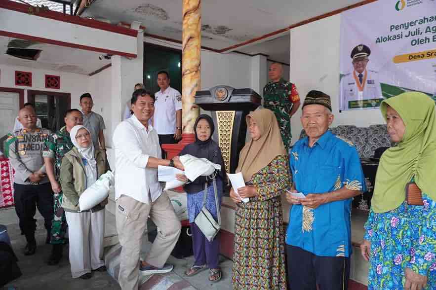 Kepala Dinas Ketahanan Pangan dan Pertanian DKPP Kabupaten Blitar Setiyana Menyalurkan Program Bantuan Pangan Beras kepada Penerima Manfaat