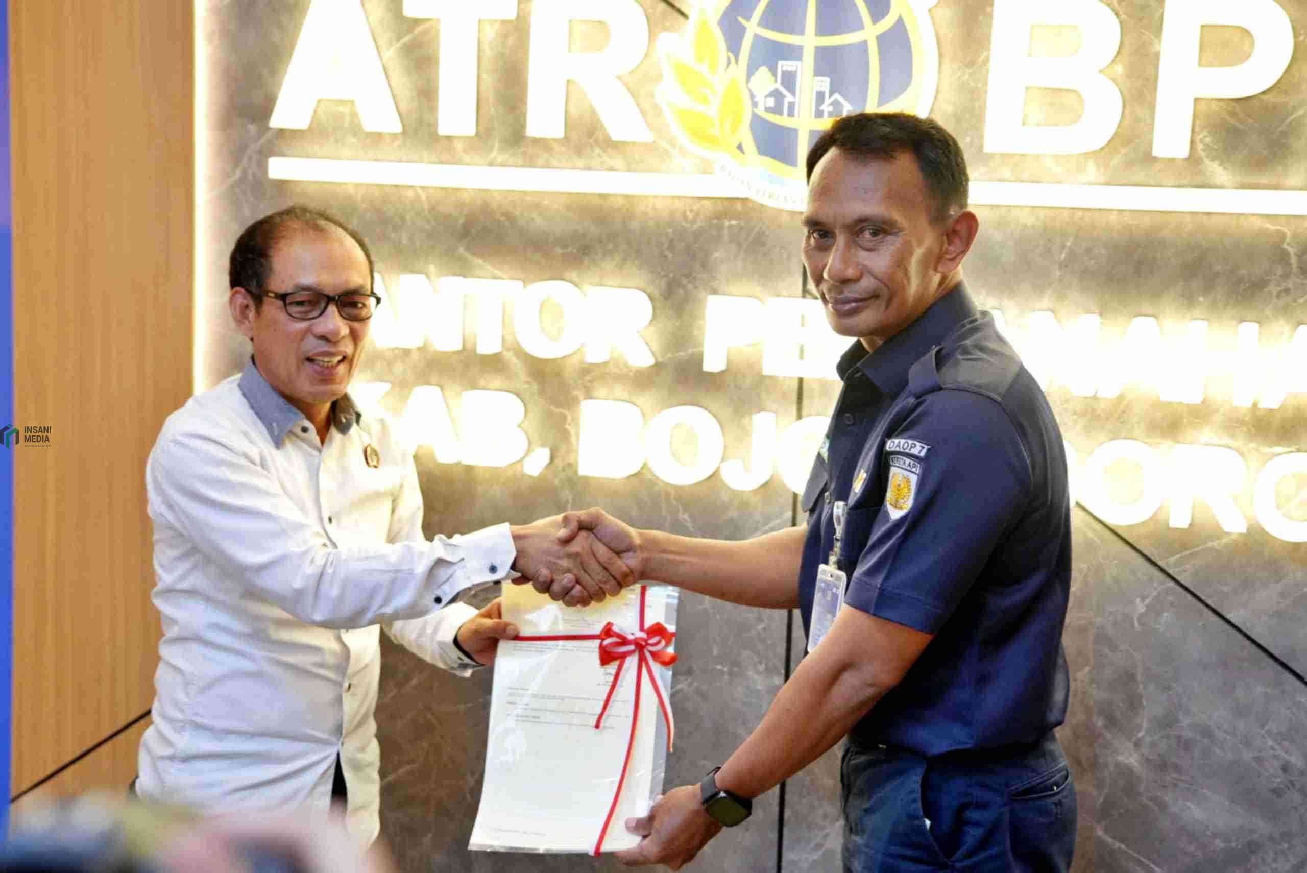 KAI Daop 7 Madiun Amankan Aset Hak pakai Seluas 41.067 Meter Persegi di Bojonegoro Kepala Kantor ATRBPN Kabupaten Bojonegoro Sumarlin Menyerahkan Sertifikat Hak Pakai Seluas 41.067 Meter Persegi Kepada Manager Penjagaan Aset KAI Daop 7 Madiun Medi