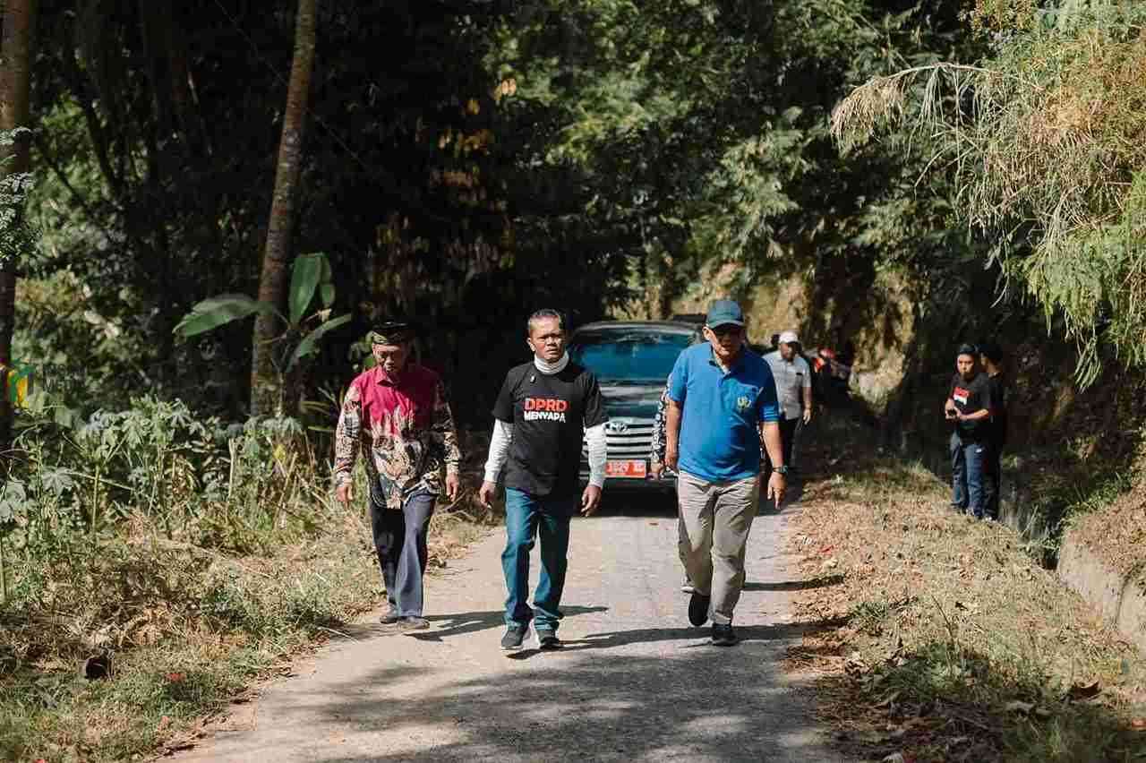 Ketua DPRD Kabupaten Purworejo Tunaryo saat Meninjau Jalan Rusak di Desa Brondong Kecamatan Bruno