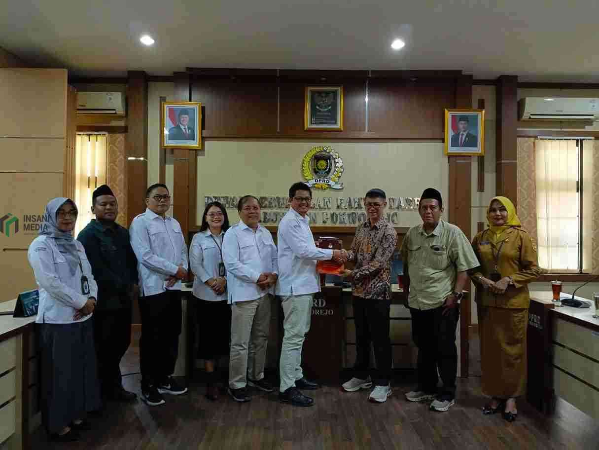 Ketua KPU Purworejo Jarot Sarwosambodo Menyerahkan Hasil Verifikasi Berkas PAW Anggota DPRD dari Partai Golkar ke DPRD Purworejo