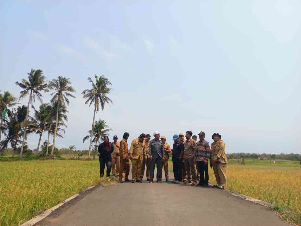 Komisi II DPRD Purworejo H. bersama Purworejo Eko Paskiyanto Plt Kepala DPUPR Kabupaten Purworejo meninjau kondisi sungai secara langsung dalam kegiatan Pengawasan Dalam Daerah Wasda