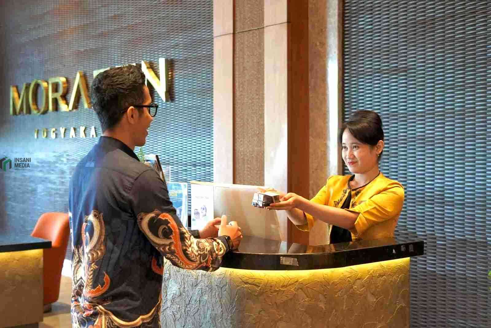 MORAZEN Yogyakarta Rayakan Hari Pelanggan Nasional dengan Berbagi Kue Sarang Semut ke Tamu MORAZEN Yogyakarta Memberikan Kue ke Tamu sebagai Bentuk Hari Pelanggan Nasional
