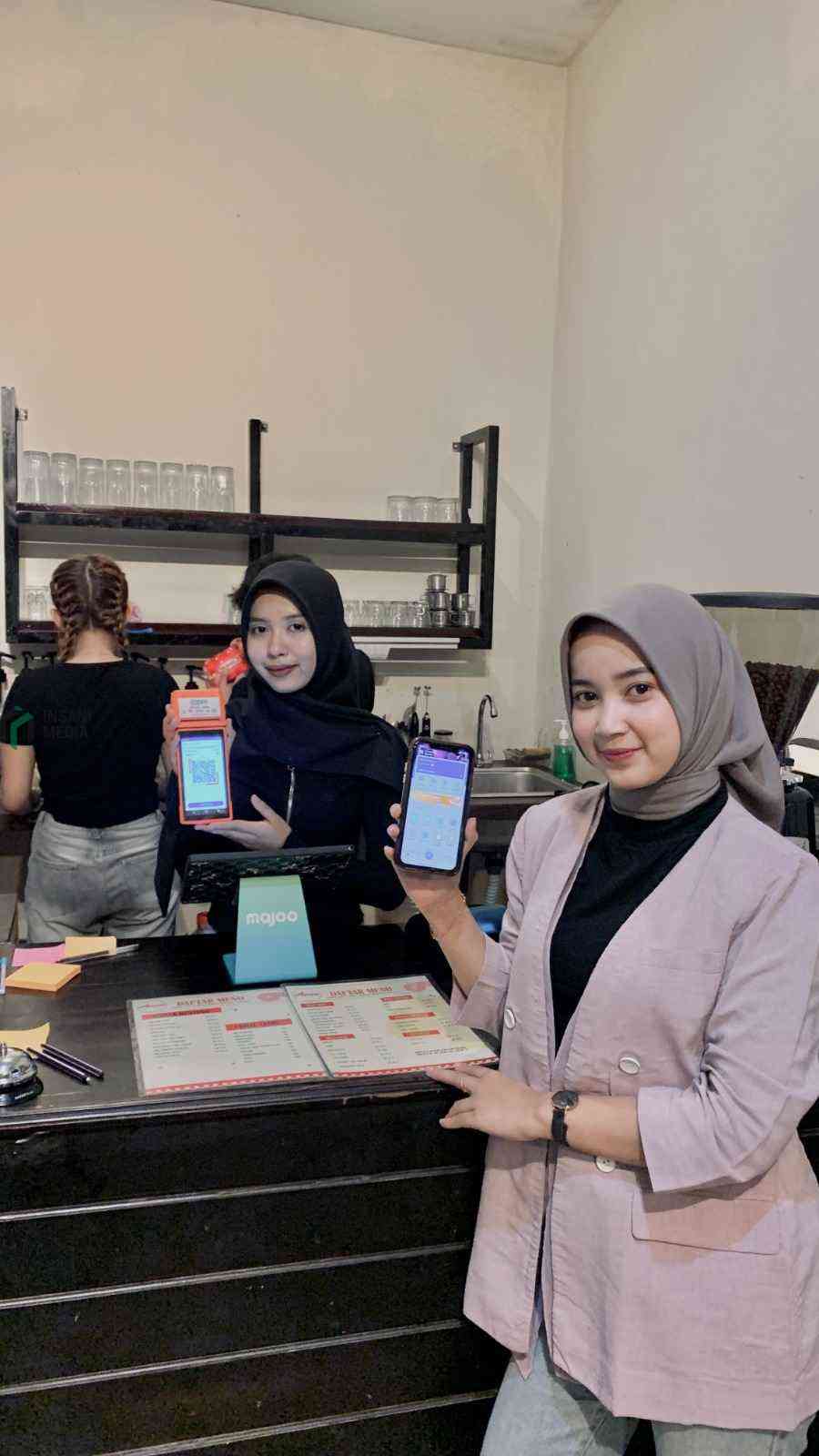 QRIS BRI Satu Genggaman Beragam Kemudahan, Permudah Transaksi Digital dan Dukung Pertumbuhan UMKM di Trenggalek Nasabah BRI Trengalek Menikmati Transaksi digital menggunakan QRIS yang semakin mudah dan praktis