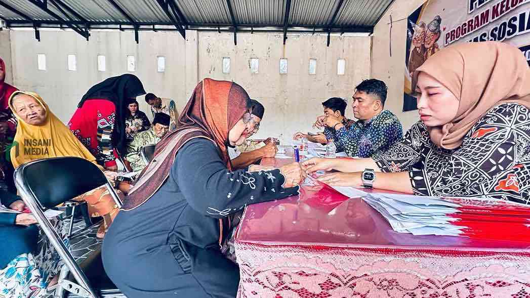 Para Lansia di Kota Blitar yang Mengurus Desilnya Naik setelah Survei Ekonomi