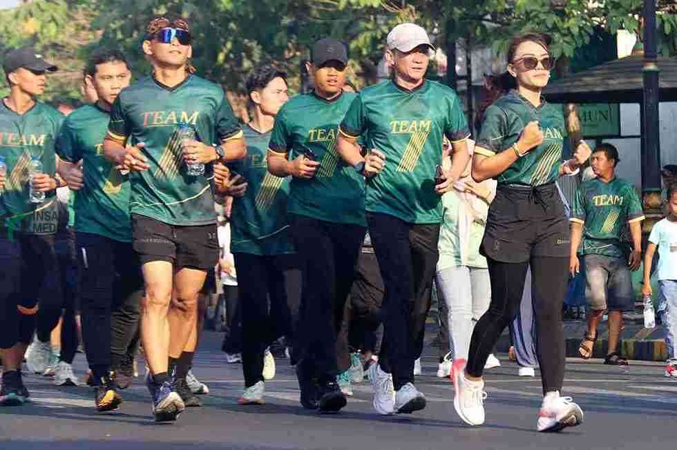 Para Pegawai PT KAI Daop 7 Madiun Gelar Jalan Sehat untuk Mempererat Kebersamaan