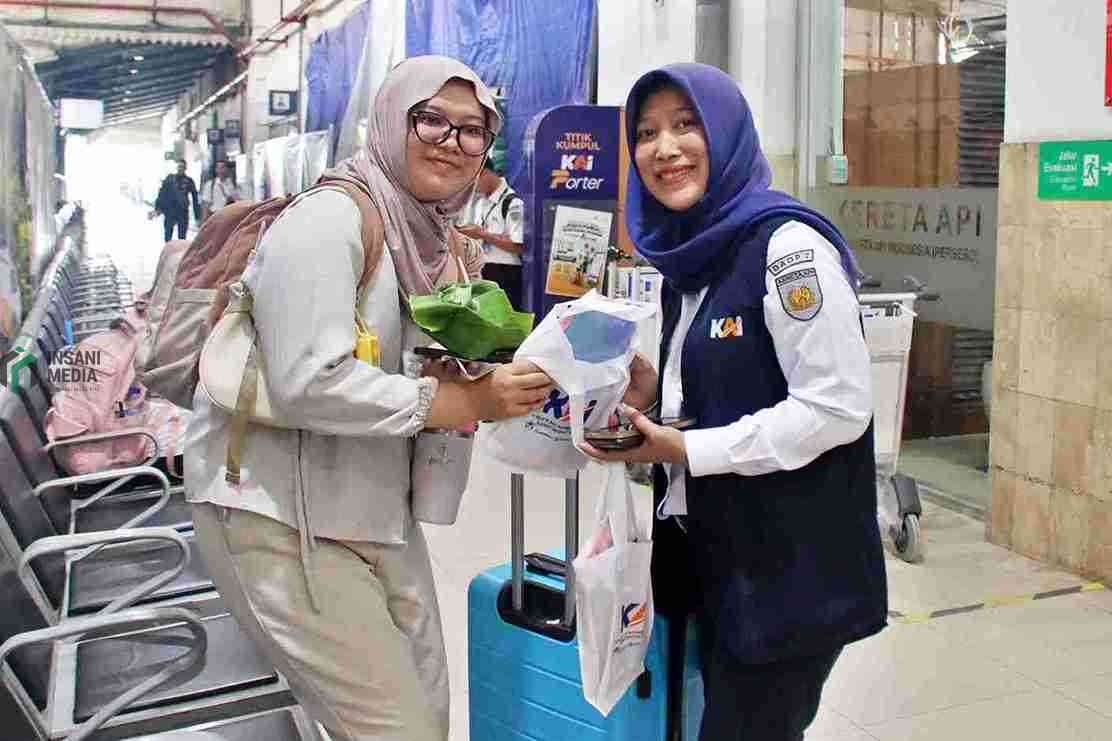 Pegawai KAI Daop 7 Madiun Memberikan Pecel Khas Madiun Kepada Penumpang Sambut HUT KAI ke 81 Tahun
