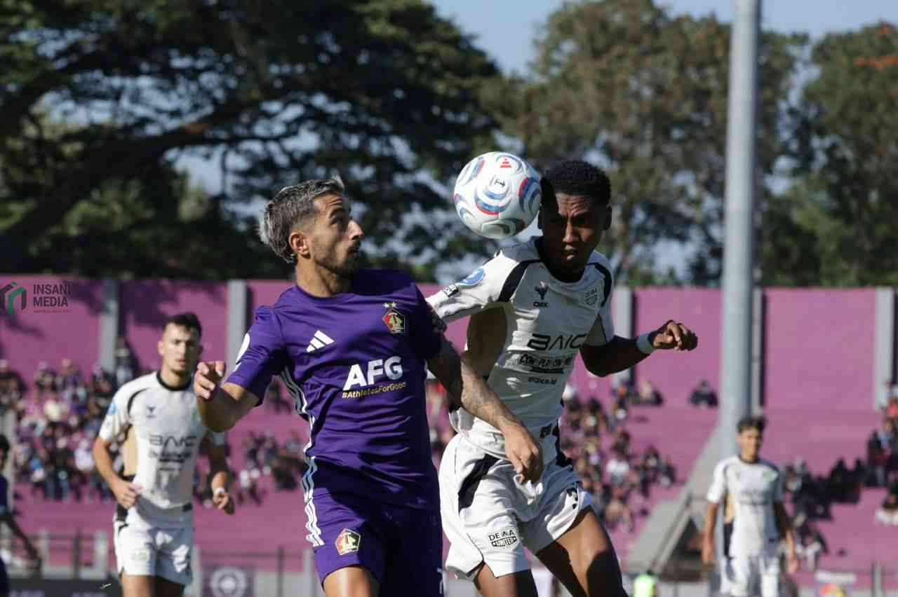 Awal Musim, Persik Kediri Tumbang di Kandang 0-1 dari Dewa United Pemain Persik saat Berebut Bola dengan Pemain Dewa United