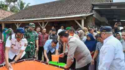 Pemkab Blitar Salurkan 12 Ribu Lieter Air untuk Warga di Desa Tugurejo Kecamatan Wates yang Terdampak Kekeringan