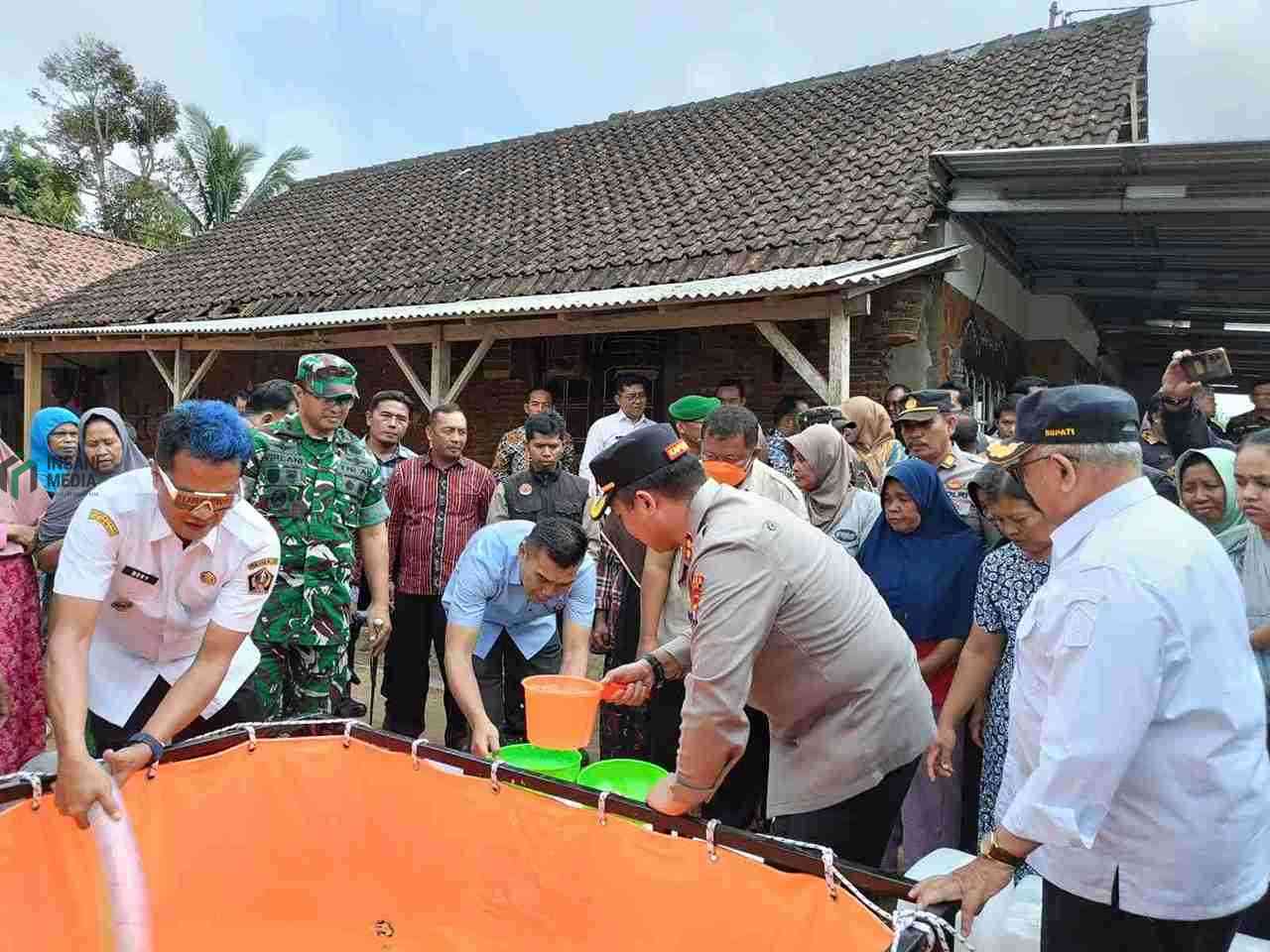 Kekeringan Melanda Tugurejo, Pemkab Blitar Salurkan 12 Ribu Liter Air Pemkab Blitar Salurkan 12 Ribu Lieter Air untuk Warga di Desa Tugurejo Kecamatan Wates yang Terdampak Kekeringan