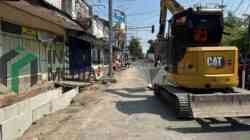 Pengerjaan Proyek Drainase Jalan Anggrek Kota Blitar