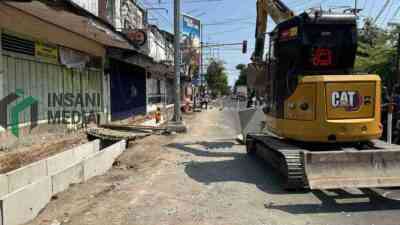 Pengerjaan Proyek Drainase Jalan Anggrek Kota Blitar