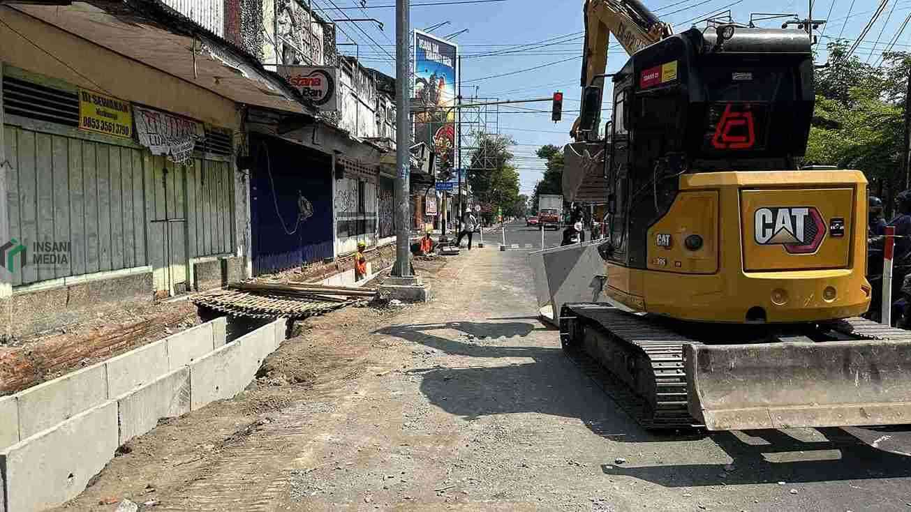 Pengerjaan Proyek Drainase Jalan Anggrek Kota Blitar