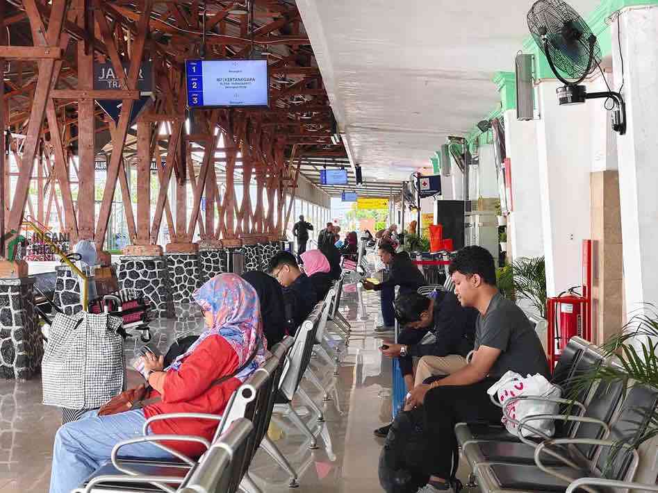 Penumpang Kereta Api di Stasiun Blitar