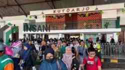 Penumpang Kereta Api di Stasiun Kutoarjo Purworejo