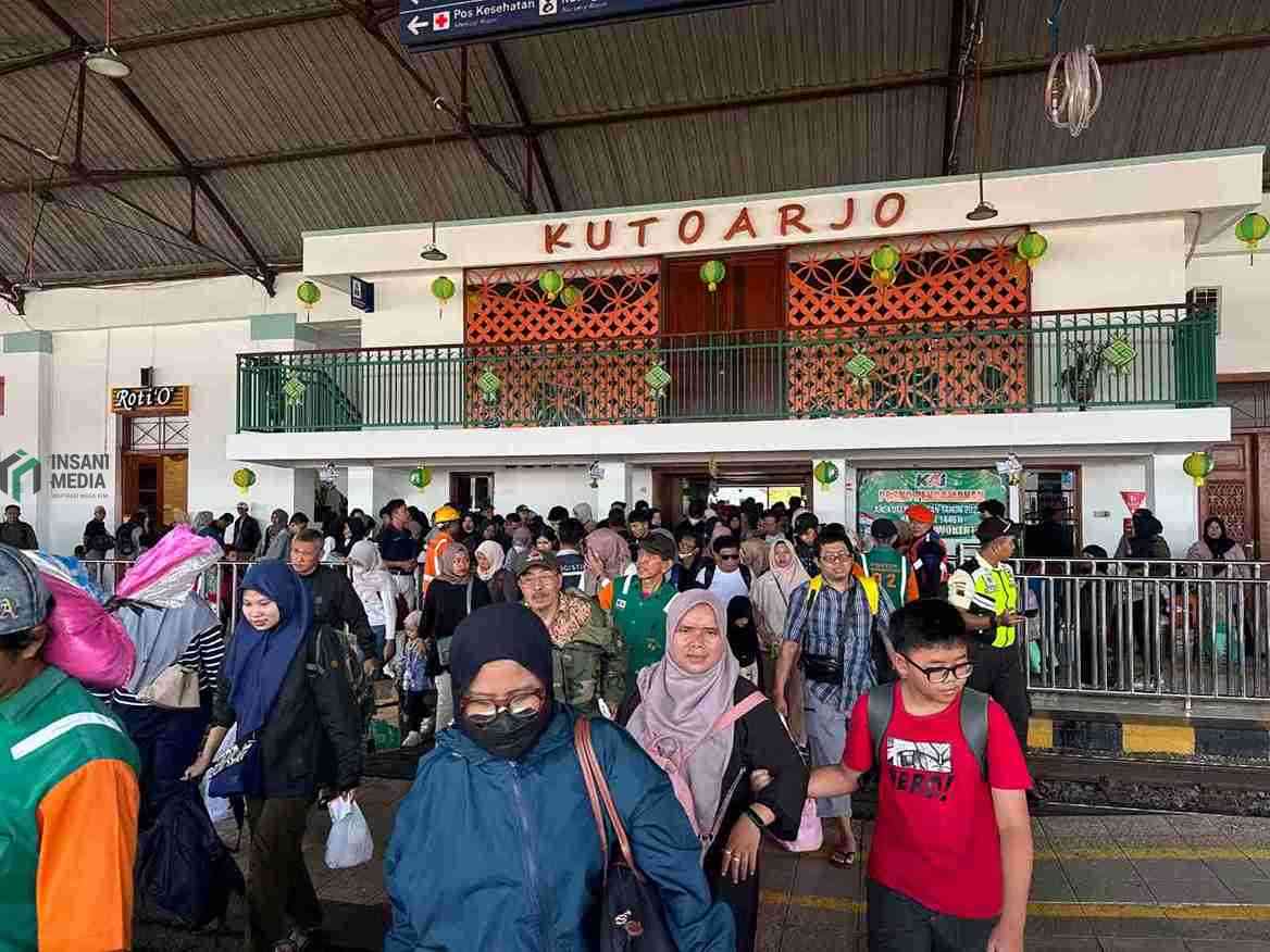 Penumpang Kereta Api di Stasiun Kutoarjo Purworejo