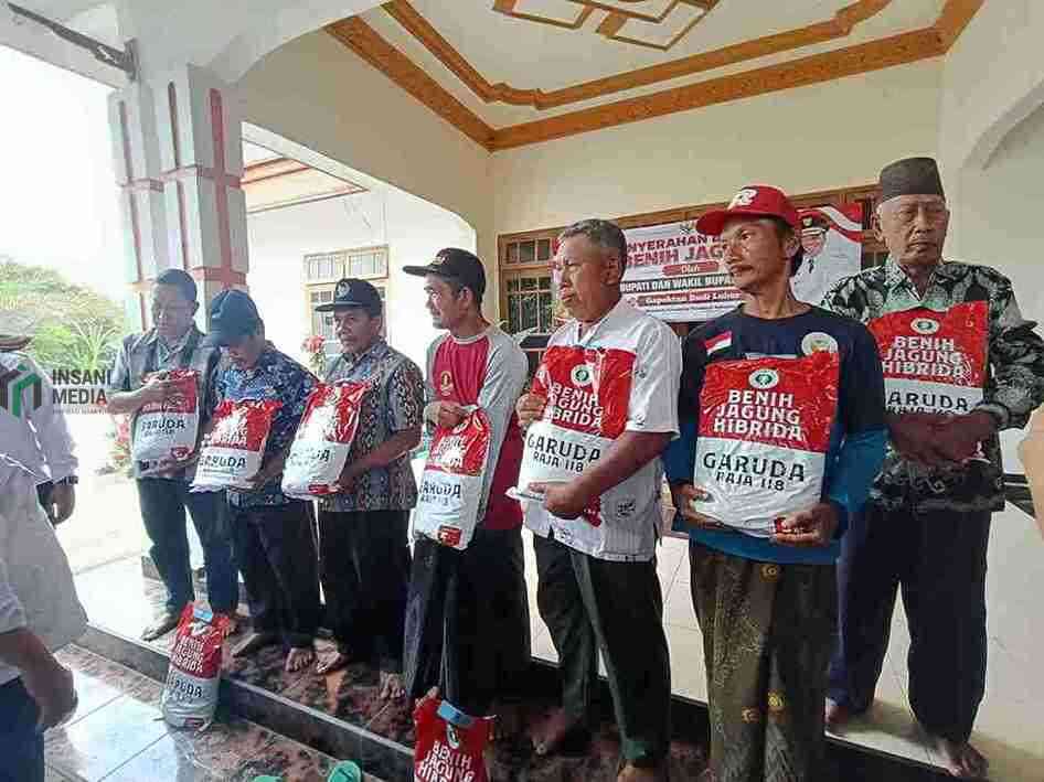 Petani di Kecamatan Wonodadi Blitar Terima Bantuan 5,64 Ton Benih Jagung untuk 364 Hektare Lahan Petani Jagung di Kecamatan Wonodadi Blitar Terima 564 Ton Bantuan Benih Jagung