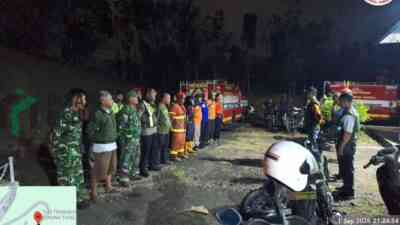 Gerak Cepat Petugas Padamkan Kebakaran di Makam Bong dan Lahan Jati di Kutoarjo, Purworejo