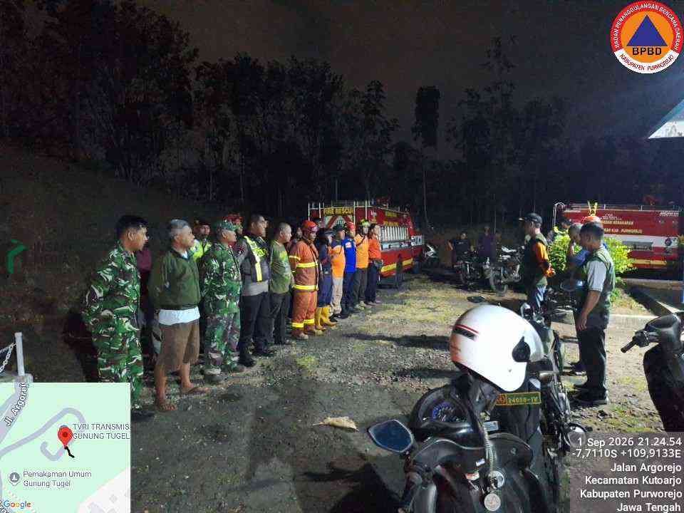 Petugas Damkar dan Satpol PP Kabupaten Purworejo setelah Memadamkan Api yang Membakar Makam Bong dan Lahan Jati di Kutoarjo