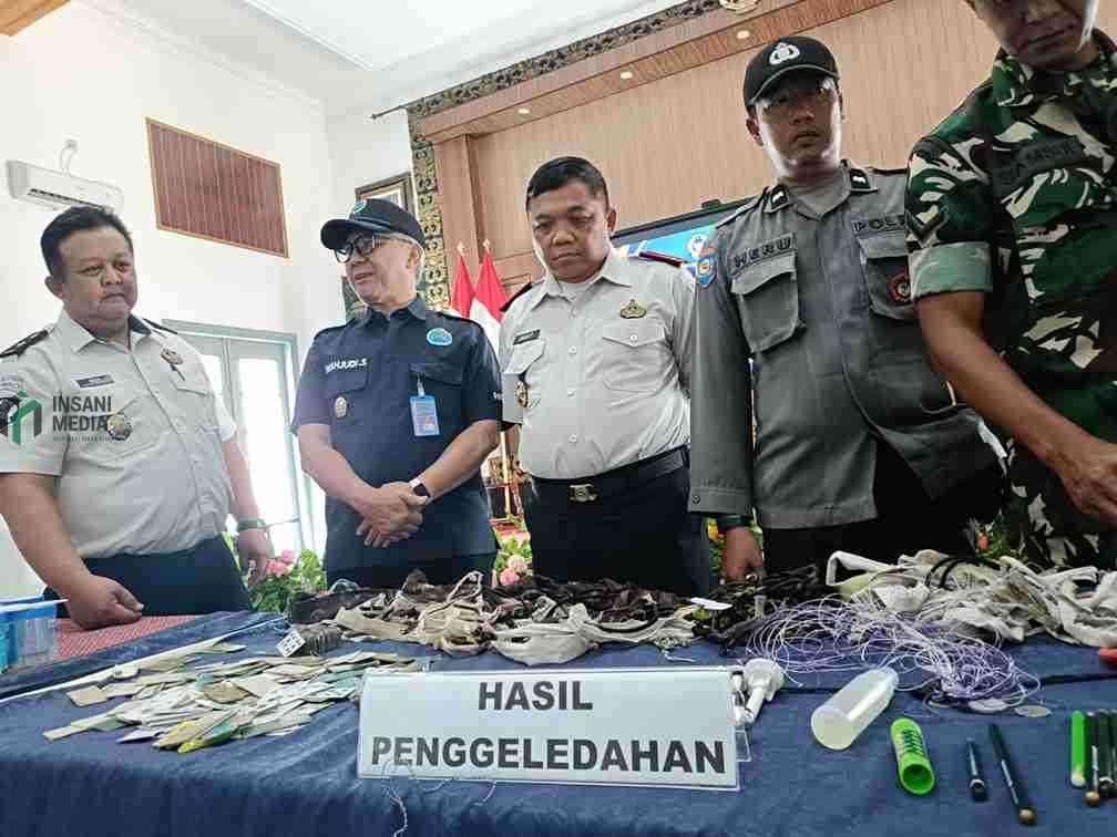 Razia LPKA Blitar, Petugas Amankan Tali hingga Raket dari Kamar Anak Binaan Petugas LPKA Kelas 1 Blitar Mengamankan Barang Sitaan dari Kamar Anak Binaan