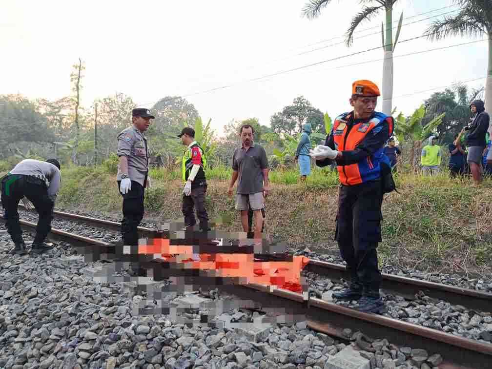 Pria Paruh Baya Meninggal Tertabrak KA Majapahit di Garum, Blitar Petugas Mengevakuasi Jenazah Korban yang Meninggal Akibat Tertabrak Kereta Api di Kecamatan Garum Blitar