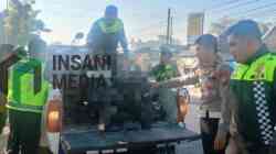 Kecelakaan Dua Motor di Garum, Tiga Pelajar Dilarikan ke Rumah Sakit Petugas Mengevakuasi Kendaraan Pelajar yang Menjadi Korban Kecelakaan di Kecamatan Garum Kabupaten Blitar