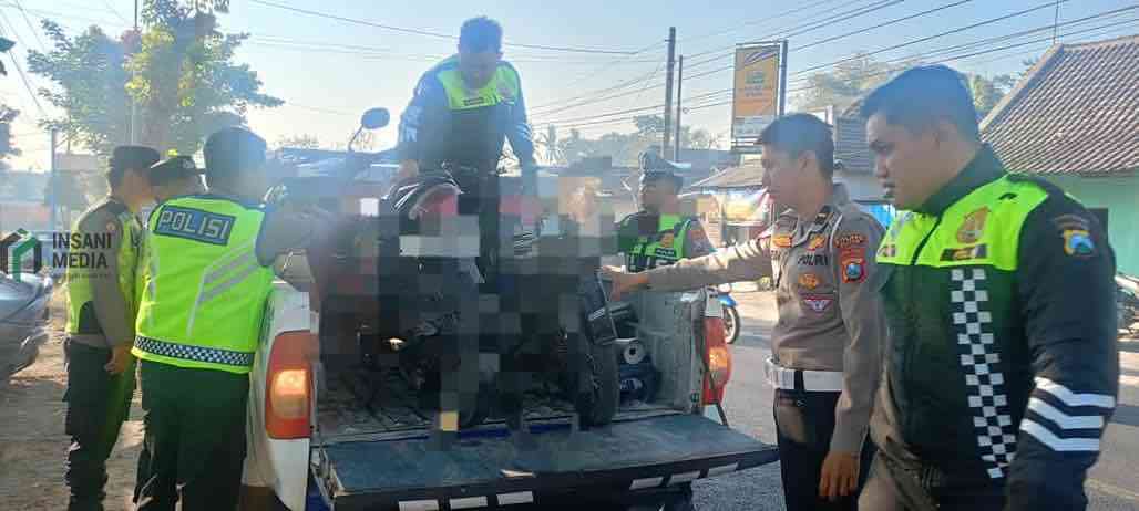 Kecelakaan Dua Motor di Garum, Tiga Pelajar Dilarikan ke Rumah Sakit Petugas Mengevakuasi Kendaraan Pelajar yang Menjadi Korban Kecelakaan di Kecamatan Garum Kabupaten Blitar