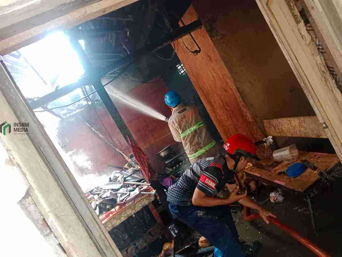 Petugas Pemadam Kebakaran Kabupaten Blitar Berusaha Memadamkan Api yang Membakar Rumah di Kelurahan Bence Kecamatan Garum Blitar