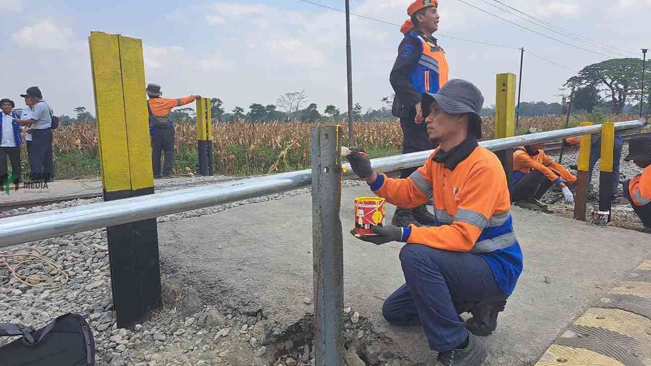 KAI Tutup Perlintasan Di Bence Garum, Berpotensi Ditutup Permanen Jikalau ! Petugas dari PT KAI Daop 7 Madiun Menutup Perlintasan Kereta Api di Bence Garum Blitar