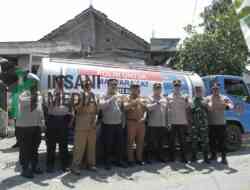 Kemarau Panjang, Polres Blitar Dropping 20.000 Liter Air Bersih untuk Warga Wates