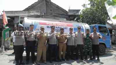 Polres Blitar Dropping Air Bersih untuk Warga Kecamatan Wates yang Terdampak Kemarau Panjang