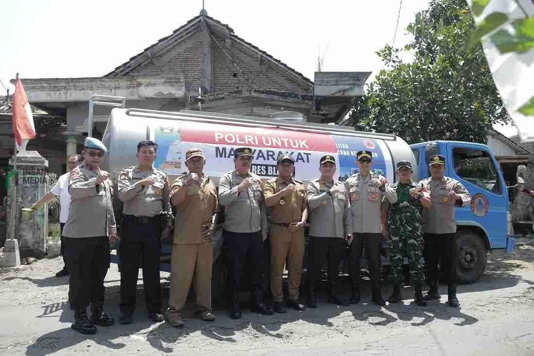 Kemarau Panjang, Polres Blitar Dropping 20.000 Liter Air Bersih untuk Warga Wates Polres Blitar Dropping Air Bersih untuk Warga Kecamatan Wates yang Terdampak Kemarau Panjang