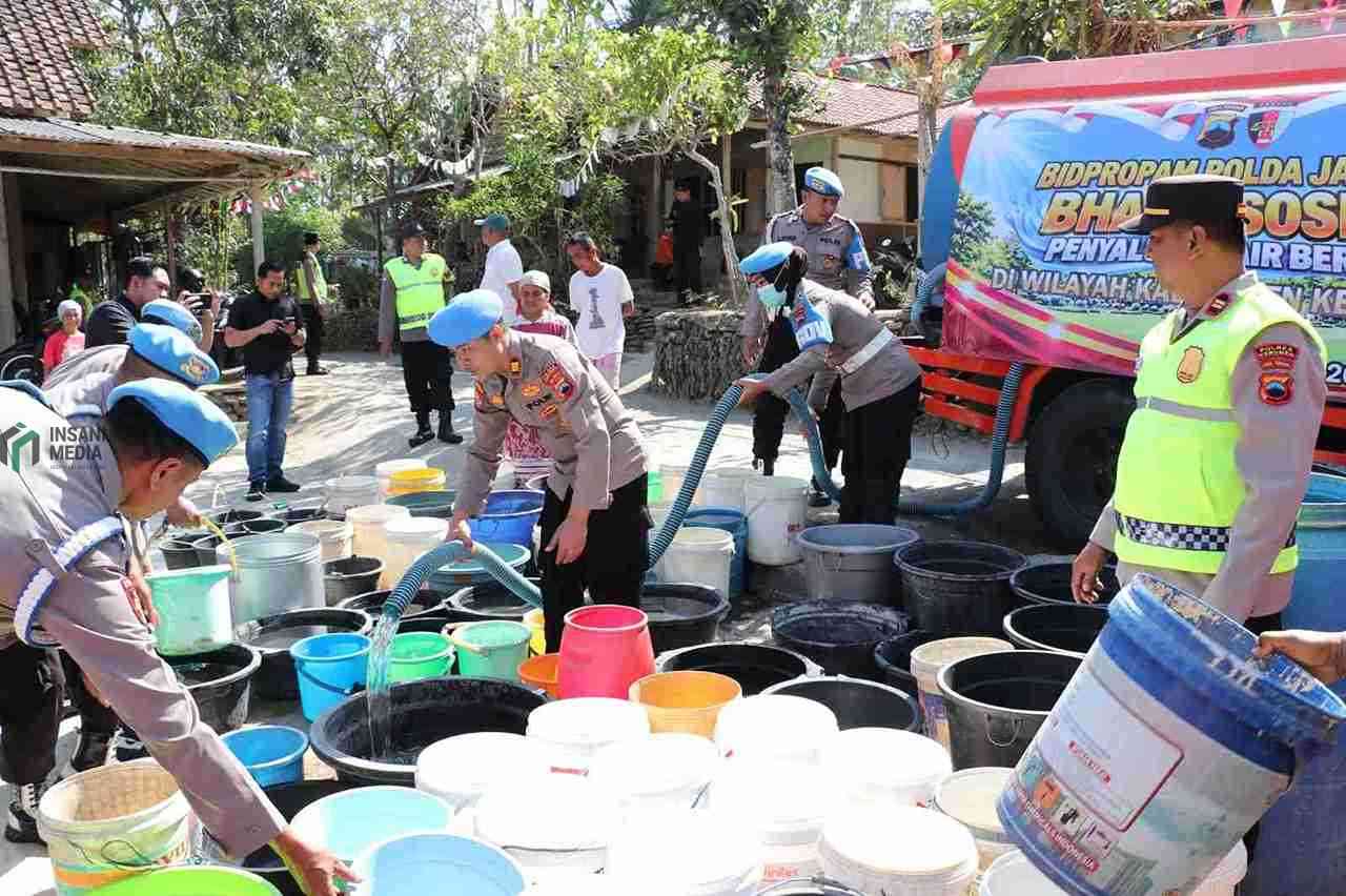 Hari Jadi Propam Polri ke-24, Polres Kebumen Beri Bantuan 20 Ribu Liter Air Bersih Warga Alian Polres Kebumen Memberikan Bantuan Air Bersih ke Warga Kecamatan Alian