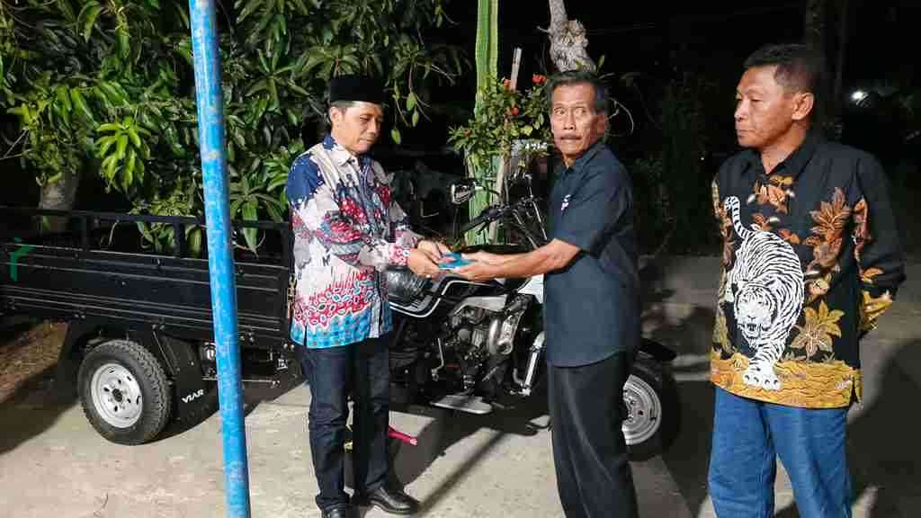 Reses Alipman Anggota DPRD Kabupaten Purworejo Serahkan Viar untuk Petani di Desa Kliwonan Reses Anggota DPRD Kabupaten Purworejo H. Alipman Syafii SE menyerahkan bantuan kendaraan roda tiga atau Viar kepada Kelompok Tani Muda Mandiri di Desa Kliwonan Kecamatan Banyuurip