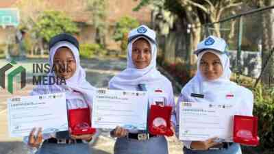 Vania Anindita Nabila Maharani 17 Khumaira Azalia Fatikhah 17 dan Dewa Nasywa Puteri Surya Negara 18. Ketiganya merupakan siswa kelas XII SMAN 7 Purworejo