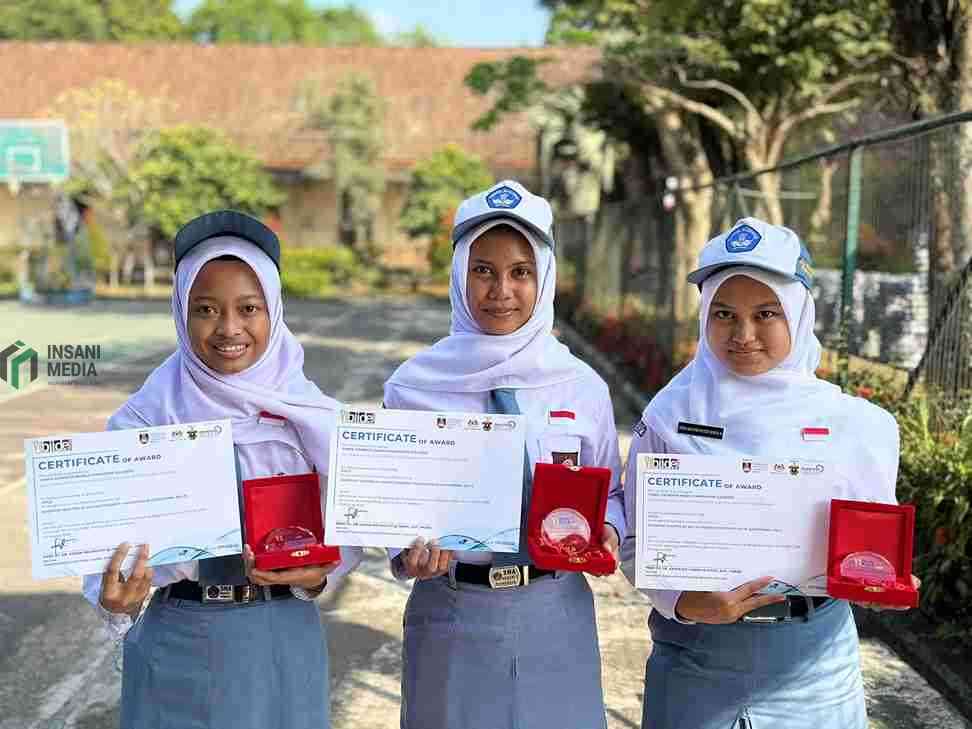 Tiga Siswa SMAN 7 Purworejo Raih Emas di Malaysia Berbekal Daur Ulang Sampah Vania Anindita Nabila Maharani 17 Khumaira Azalia Fatikhah 17 dan Dewa Nasywa Puteri Surya Negara 18. Ketiganya merupakan siswa kelas XII SMAN 7 Purworejo