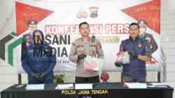Polisi Bekuk Terduga Pelaku Pencurian Spesialis Bobol Rumah di Bener Purworejo Wakapolres Purworejo Kompol Nana Edi Sugito Bersama Kasat Reskrim AKP Dwiyono dan Kasi Humas AKP Ida Widaastuti saat Menunjukkan Barang Bukti Hasil Pencurian Bobol Rumah