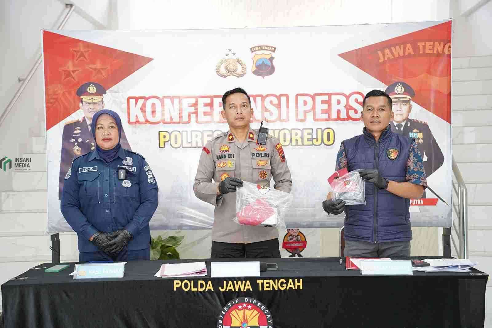 Wakapolres Purworejo Kompol Nana Edi Sugito Bersama Kasat Reskrim AKP Dwiyono dan Kasi Humas AKP Ida Widaastuti saat Menunjukkan Barang Bukti Hasil Pencurian Bobol Rumah