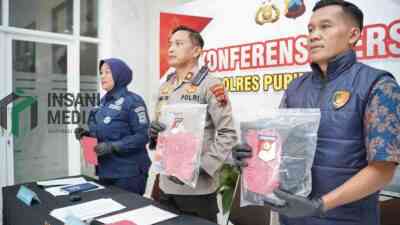Wakapolres Purworejo Kompol Nana Edi Sugito Bersama Kasat Reskrim AKP Dwiyono dan Kasi Humas AKP Ida Widaastuti saat Menunjukkan Barang Bukti Hasil Pencurian di Toko Material