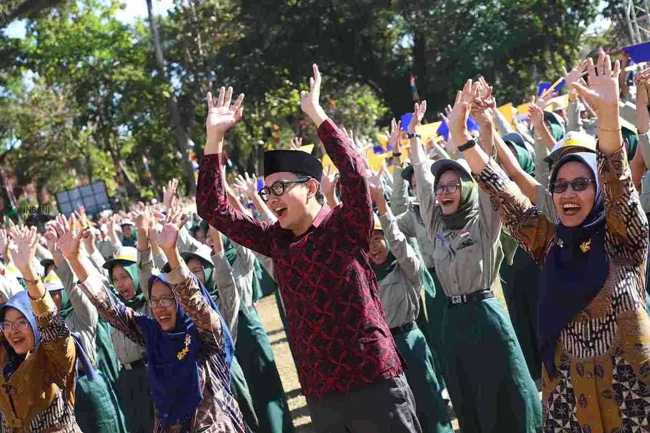 Wakil Bupati Purworejo Dion Agasi Setiabudi Menghadiri Lustruk ke 7 SMA 7 Purworejo Sekaligus Ikut Menari Kolosal Sapta Gemilang